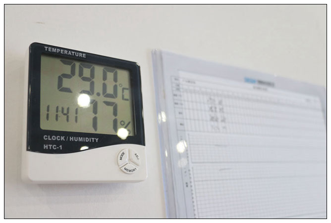 屋内LEDビジョンエージング環境条件確認用の温湿度計